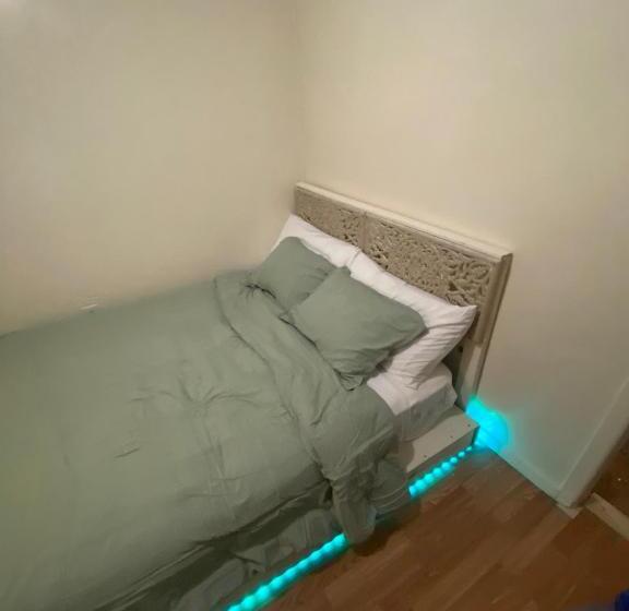 اتاق لوکس, The Joseph House