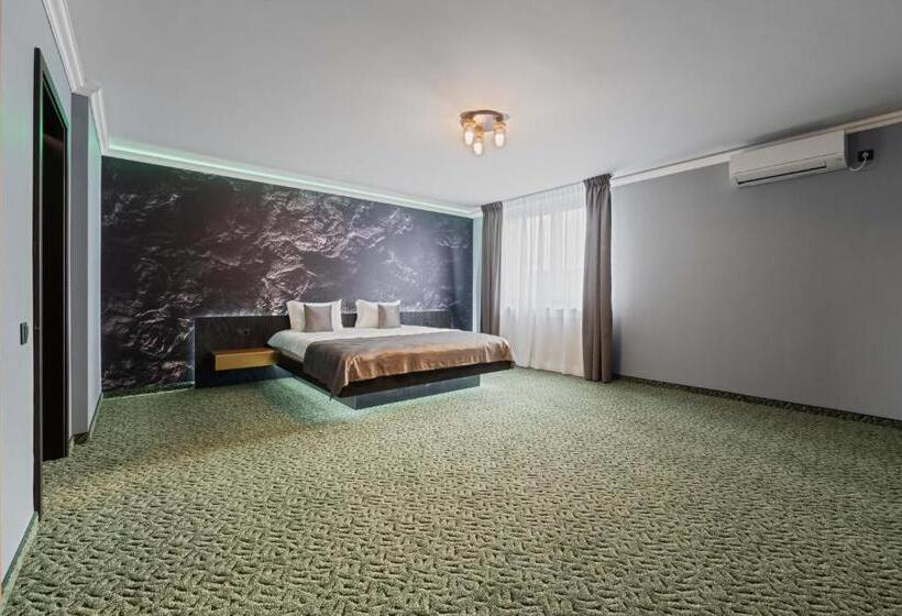 Deluxe Rum, Fit Residence