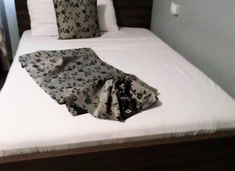 غرفة قياسية, Adwoa Asantewaa Memorial