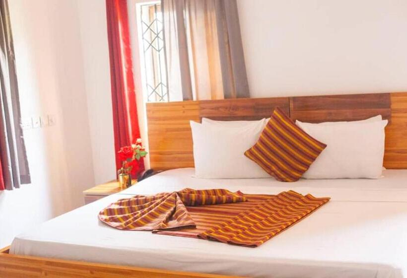 غرفة قياسية, Adwoa Asantewaa Memorial