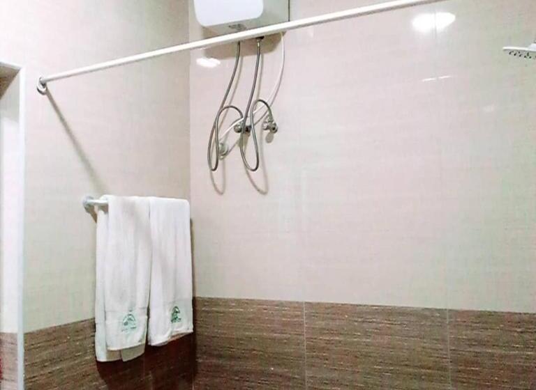 غرفة قياسية سرير كينج, Adwoa Asantewaa Memorial