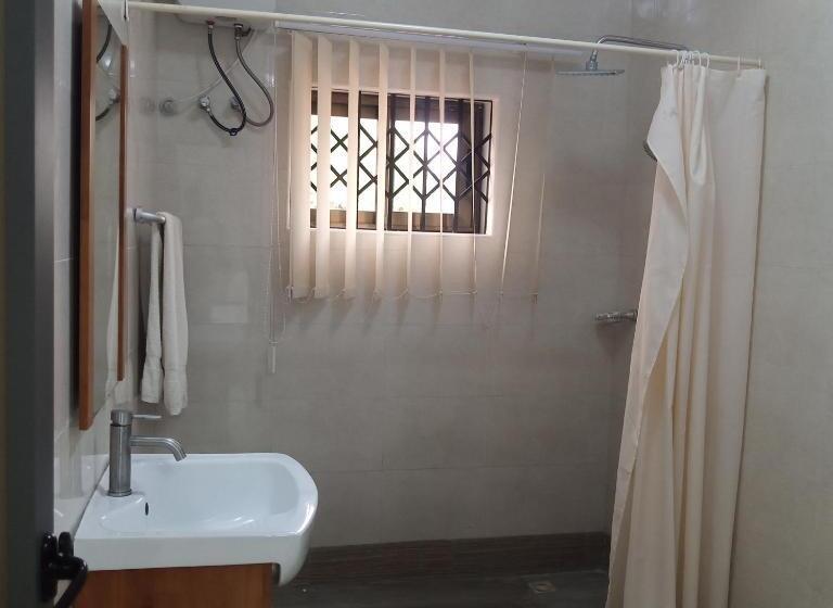 غرفة قياسية سرير كينج, Adwoa Asantewaa Memorial