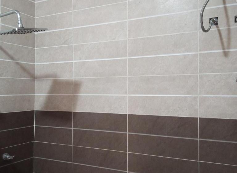 غرفة قياسية سرير كينج, Adwoa Asantewaa Memorial