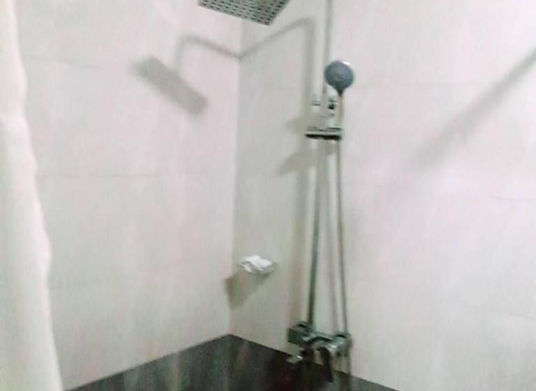 غرفة قياسية سرير كينج, Adwoa Asantewaa Memorial