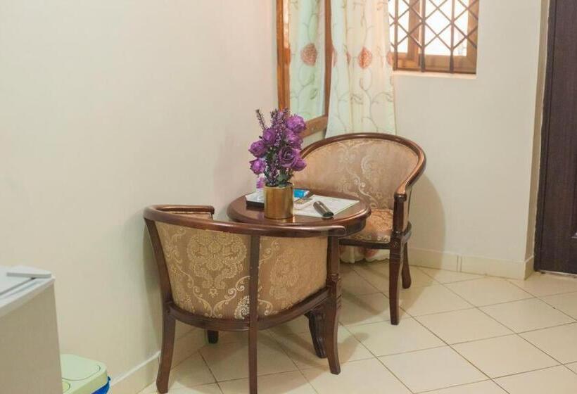 غرفة قياسية, Adwoa Asantewaa Memorial