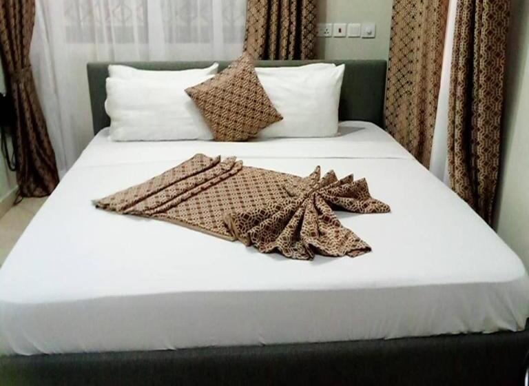 غرفة قياسية, Adwoa Asantewaa Memorial