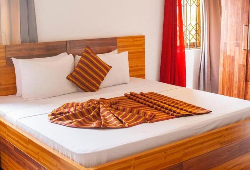 غرفة قياسية سرير كينج, Adwoa Asantewaa Memorial