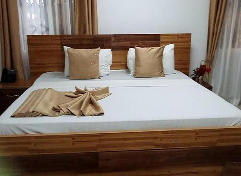 غرفة قياسية سرير كينج, Adwoa Asantewaa Memorial