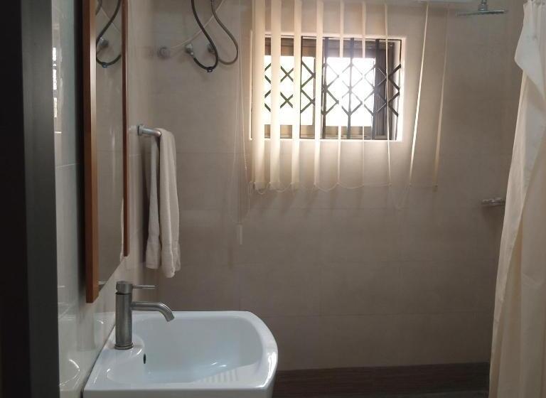 غرفة قياسية سرير كينج, Adwoa Asantewaa Memorial