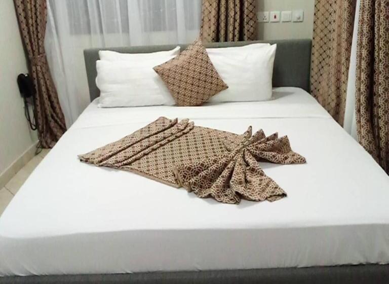 غرفة قياسية سرير كينج, Adwoa Asantewaa Memorial