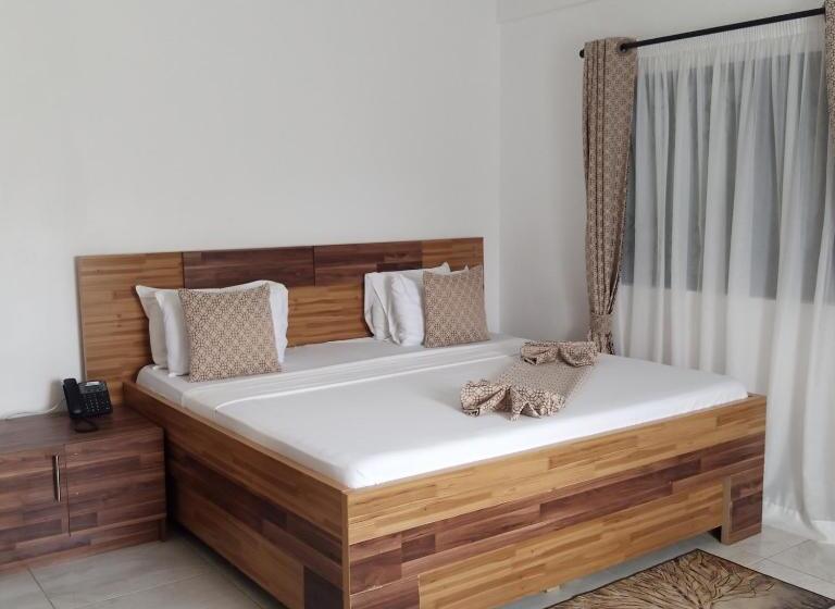 غرفة قياسية سرير كينج, Adwoa Asantewaa Memorial