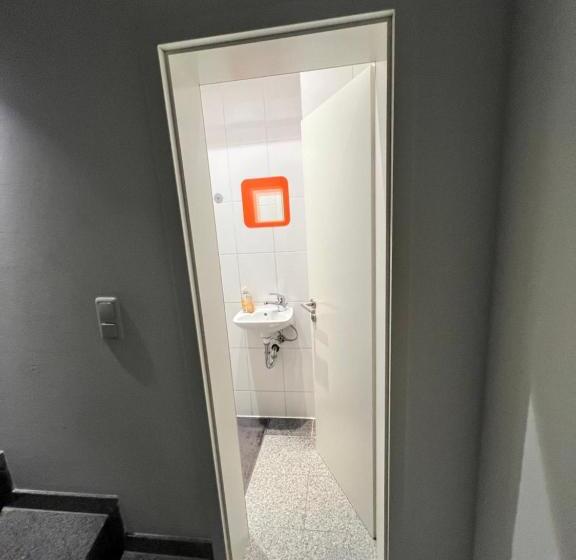 חדר סטנדרט חדר אמבטיה משותף, Budget Rooms Just For Sleeping   Digital Access