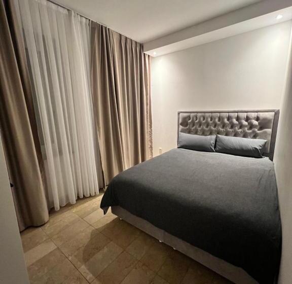 חדר סטנדרט חדר אמבטיה משותף, Budget Rooms Just For Sleeping   Digital Access