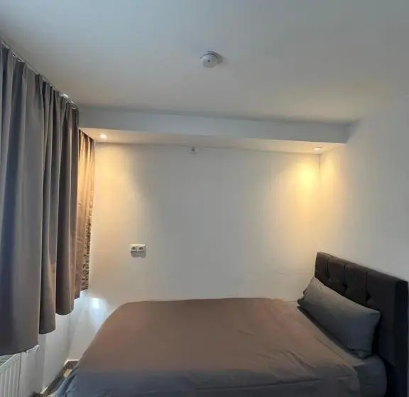 Standard Yhden Hengen Huone Jaettu Kylpyhuone, Budget Rooms Just For Sleeping   Digital Access