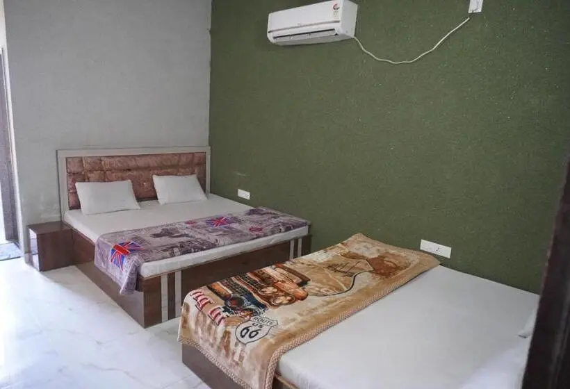 Chambre Familiale, Chandar Palace