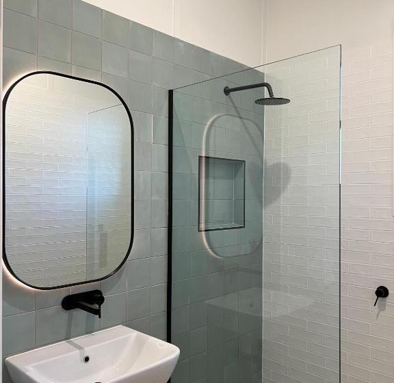 اتاق استاندارد سه تخته با سرویس بهداشتی مشترک, Sportsmens Club