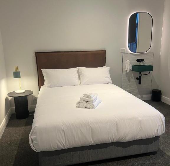 اتاق استاندارد با سرویس بهداشتی مشترک, Sportsmens Club