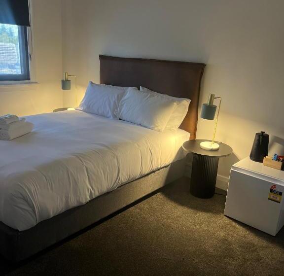 اتاق استاندارد با سرویس بهداشتی مشترک, Sportsmens Club