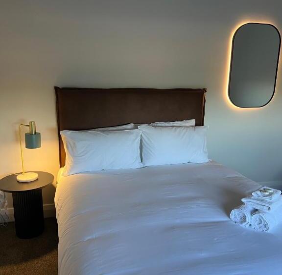 اتاق استاندارد با سرویس بهداشتی مشترک, Sportsmens Club