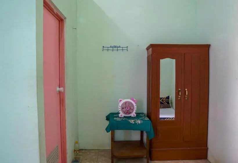 デラックスルーム, Spot On 93210 Griya Kos Kanjeng Mami Syariah
