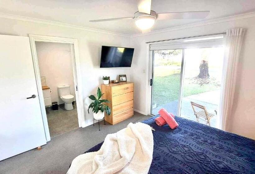 キングサイズベッドのスタンダードルーム, Rr Guest Rooms