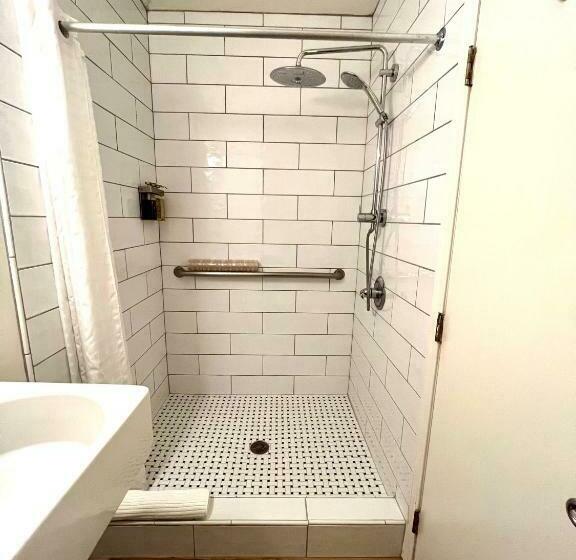 جناح عائلي, Agave Inn