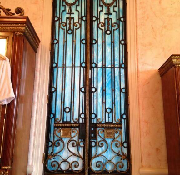 スイート, Dansereau House