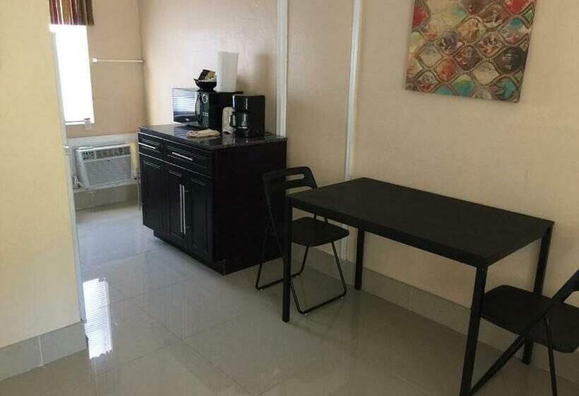 Студия Deluxe, Pelican By The Sea