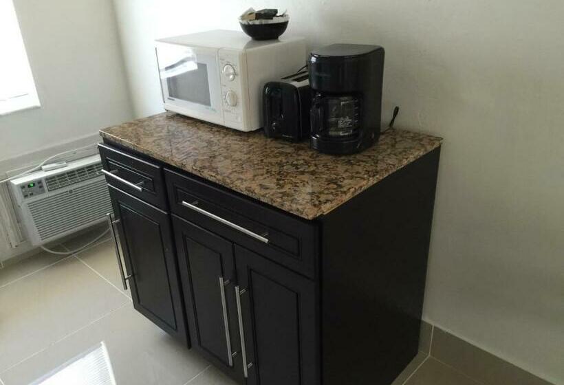 Студия Deluxe, Pelican By The Sea