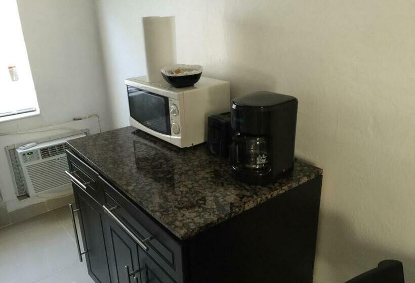 Студия Deluxe, Pelican By The Sea