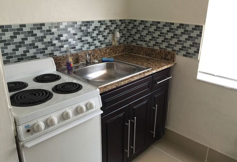 Студия Deluxe, Pelican By The Sea