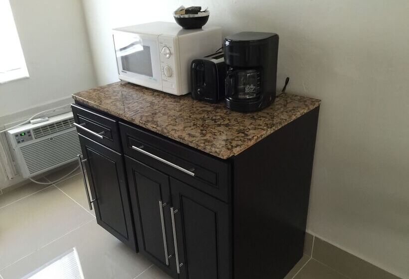 Студия Deluxe, Pelican By The Sea