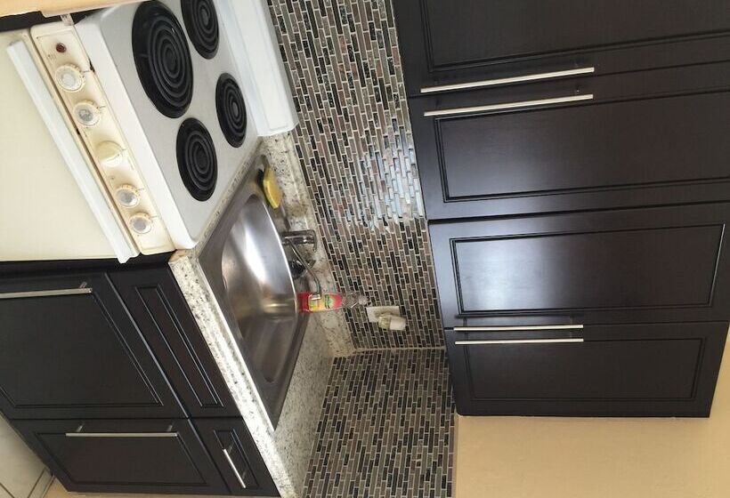 Студия Deluxe, Pelican By The Sea