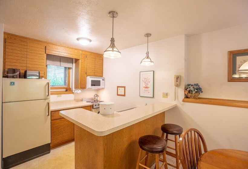 جناح, The Inn At Little Sister Hill