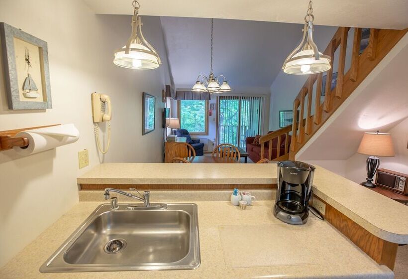 جناح غرفتين نوم, The Inn At Little Sister Hill