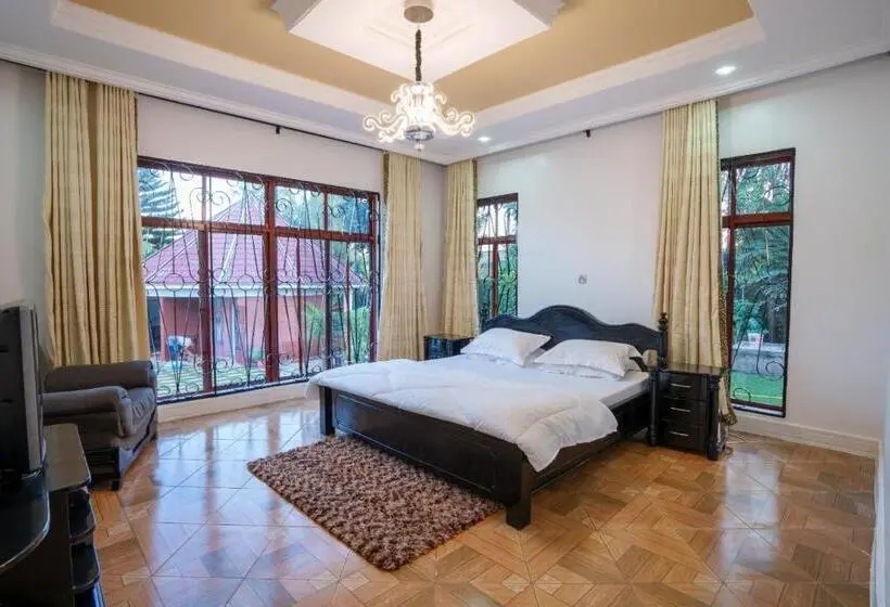 Villa 3 Makuuhuonetta, Sprunger Avenue   Tulia Homes