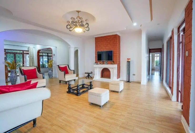 Villa 3 Makuuhuonetta, Sprunger Avenue   Tulia Homes