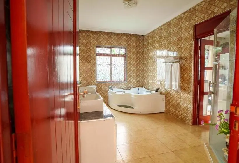 Villa 3 Makuuhuonetta, Sprunger Avenue   Tulia Homes
