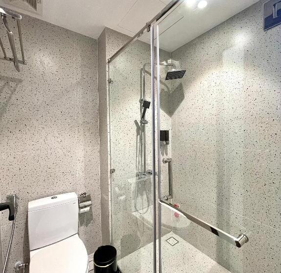 اتاق استاندارد چهارنفره با بالکن, Hải Long Hotel 2