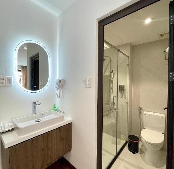 اتاق استاندارد چهارنفره با بالکن, Hải Long Hotel 2