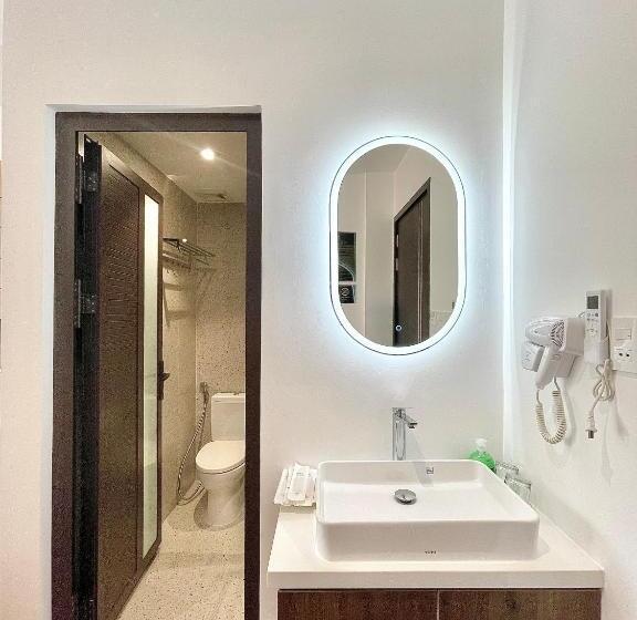 اتاق استاندارد چهارنفره با بالکن, Hải Long Hotel 2