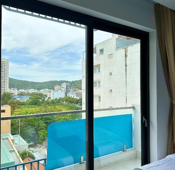 اتاق استاندارد چهارنفره با بالکن, Hải Long Hotel 2