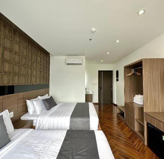 اتاق استاندارد چهارنفره با بالکن, Hải Long Hotel 2