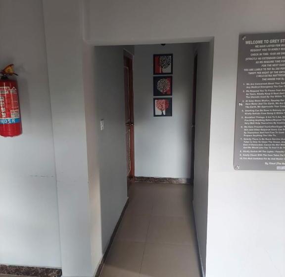 标准工作室, Grey Stone Shelter