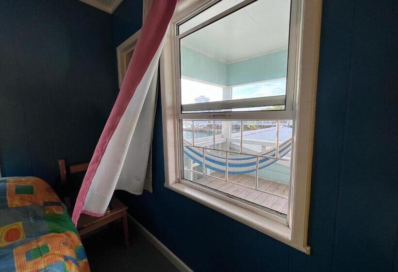 سوییت با چشم‌انداز دریا, Dockside Utila Ocean Front Suites