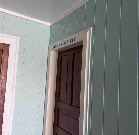 سوییت با چشم‌انداز دریا, Dockside Utila Ocean Front Suites