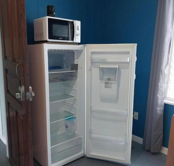 سوییت با چشم‌انداز دریا, Dockside Utila Ocean Front Suites