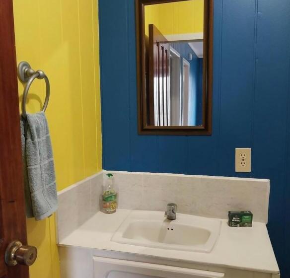 سوییت با چشم‌انداز دریا, Dockside Utila Ocean Front Suites