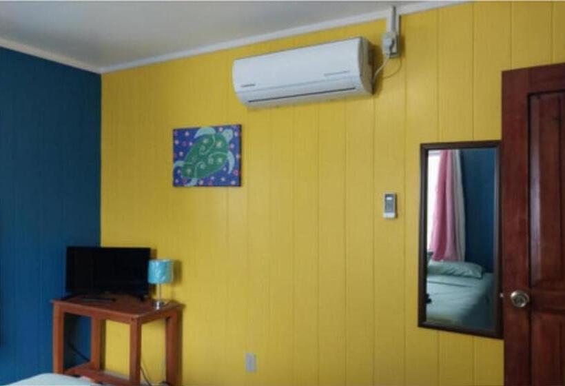 سوییت با چشم‌انداز دریا, Dockside Utila Ocean Front Suites