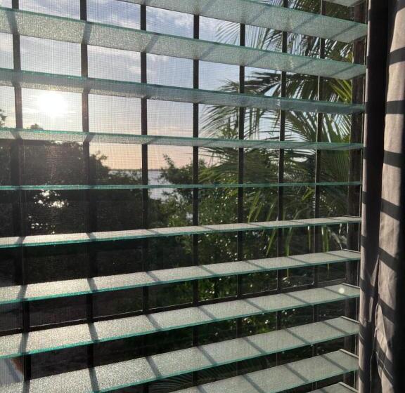 سوییت با چشم‌انداز دریا, Dockside Utila Ocean Front Suites